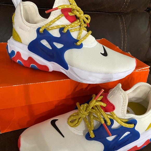 Nike Presto Shoes - Picture 2 of 4